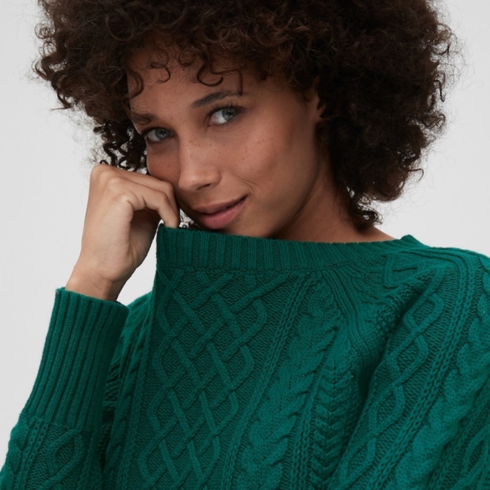 GAP cable and knit crew neck sweater